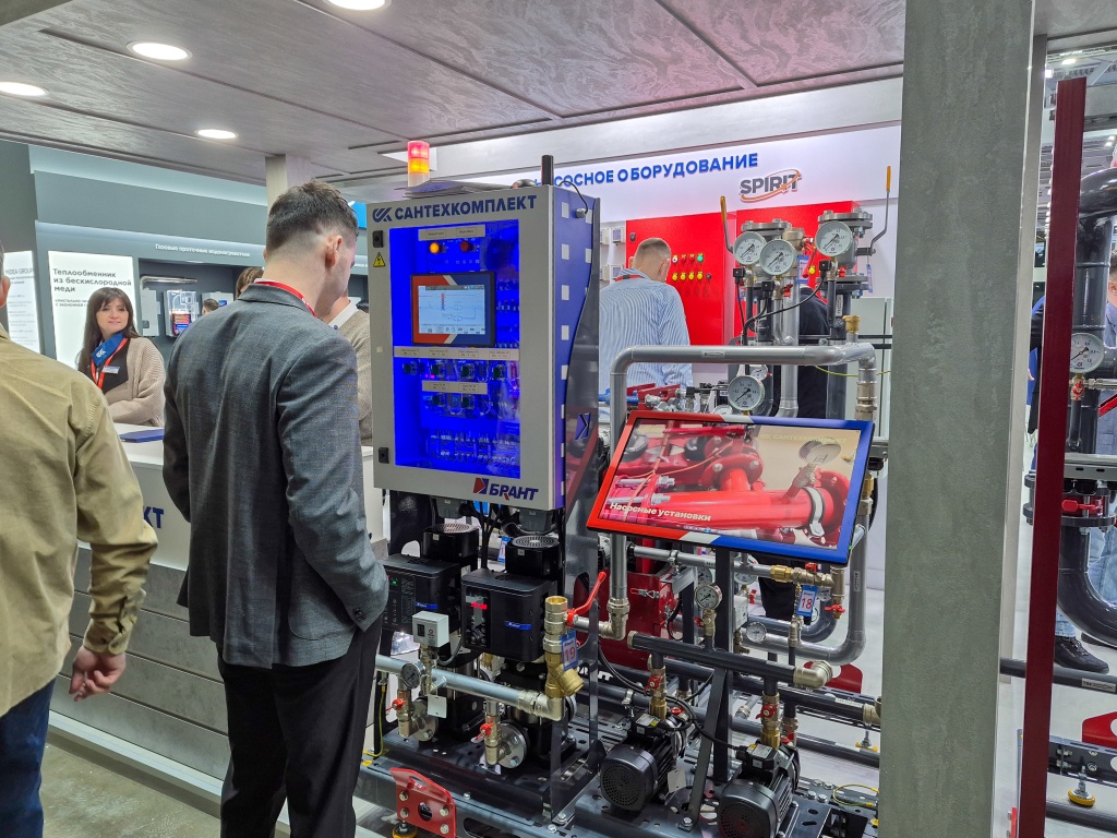Итоги юбилейной выставки AquaFlame 2026 для БРАНТ. На стенде Сантехкомплект представили Блочный тепловой пункт БТП и насосную установку пожаротушения НУ АПК